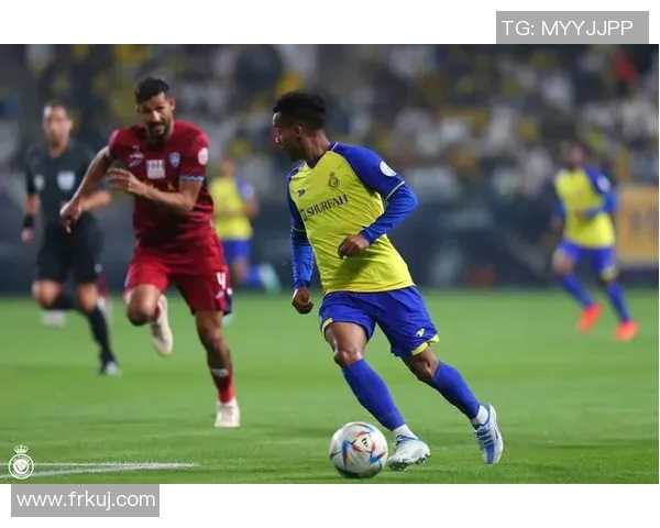 吴少聪奋勇封堵射门展现顽强斗志助力球队逆转胜利的精彩瞬间 吴少聪奋勇封堵射门展现顽强斗志助力球队逆转胜利的精彩瞬间